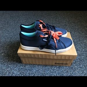 Casual comfy Reebok shoes with two pairs of laces